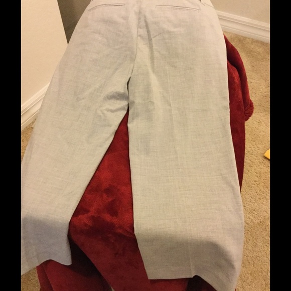 Daisy Fuentes Pleated Dressy Light Gray Capris EUC - Picture 3 of 4